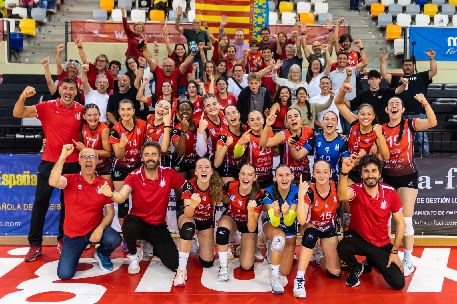 Arriba, celebración por parte de todo el equipo, cuerpo técnico y familiares. Abajo, momento en el que reciben la copa de campeonas.