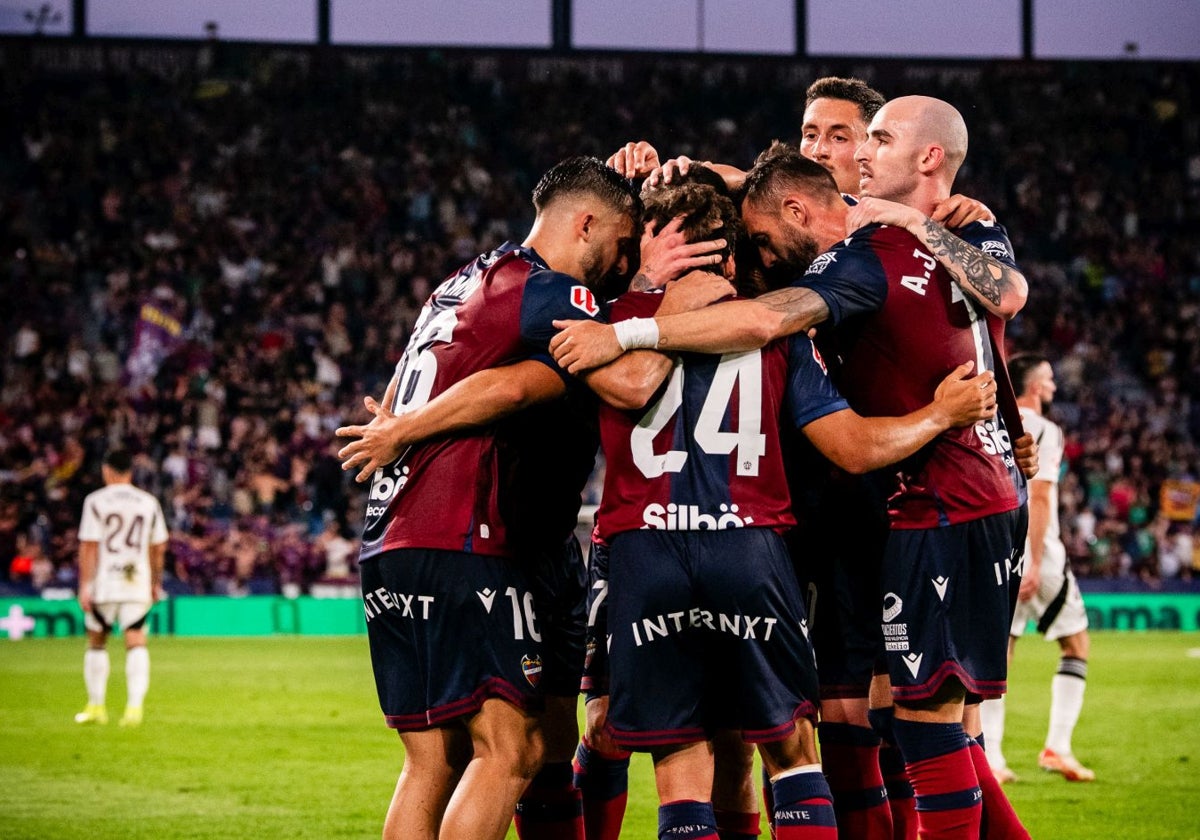 Los jugadores del Levante celebran el gol que les dio la victoria contra el Albacete.