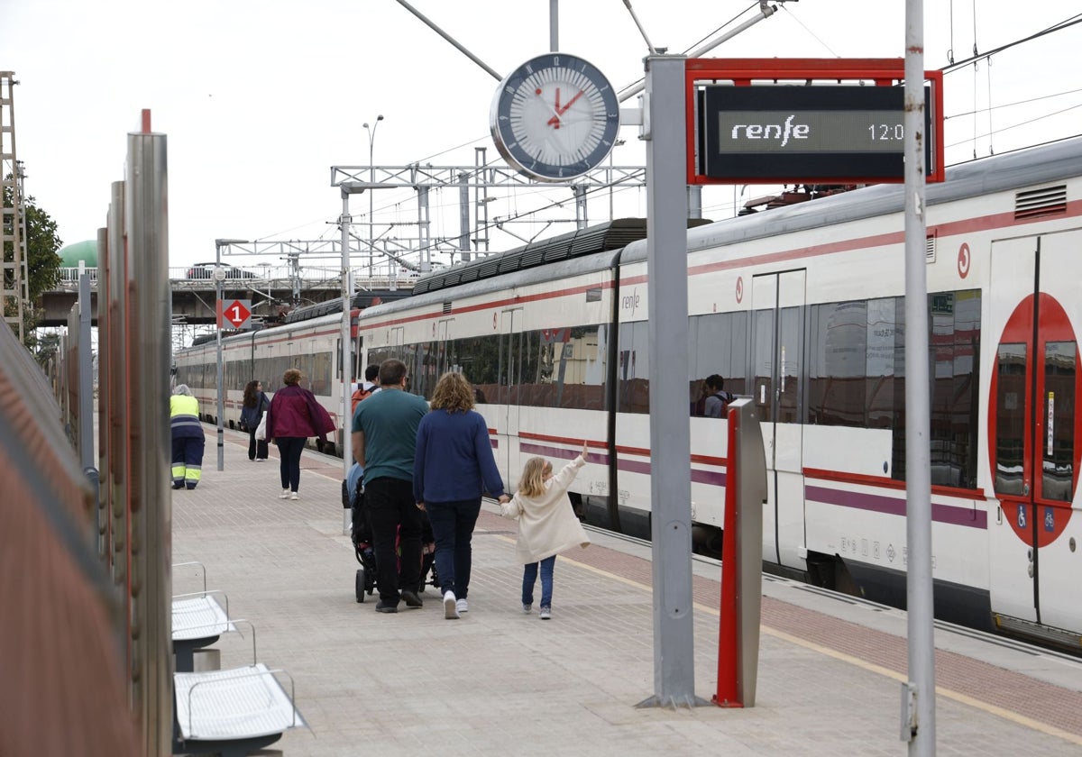 Un tren de Cercanías en San Isidro.