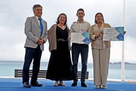 Los representantes de ADEAC con el edil dianense Pepe Doménech y la concejal teuladina Pilar Vida.