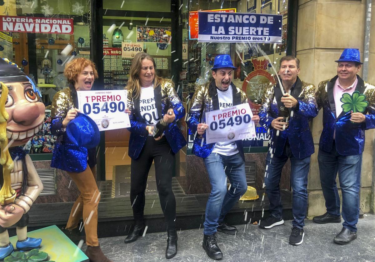 Ganadores de un premio de lotería. Imagen de archivo.