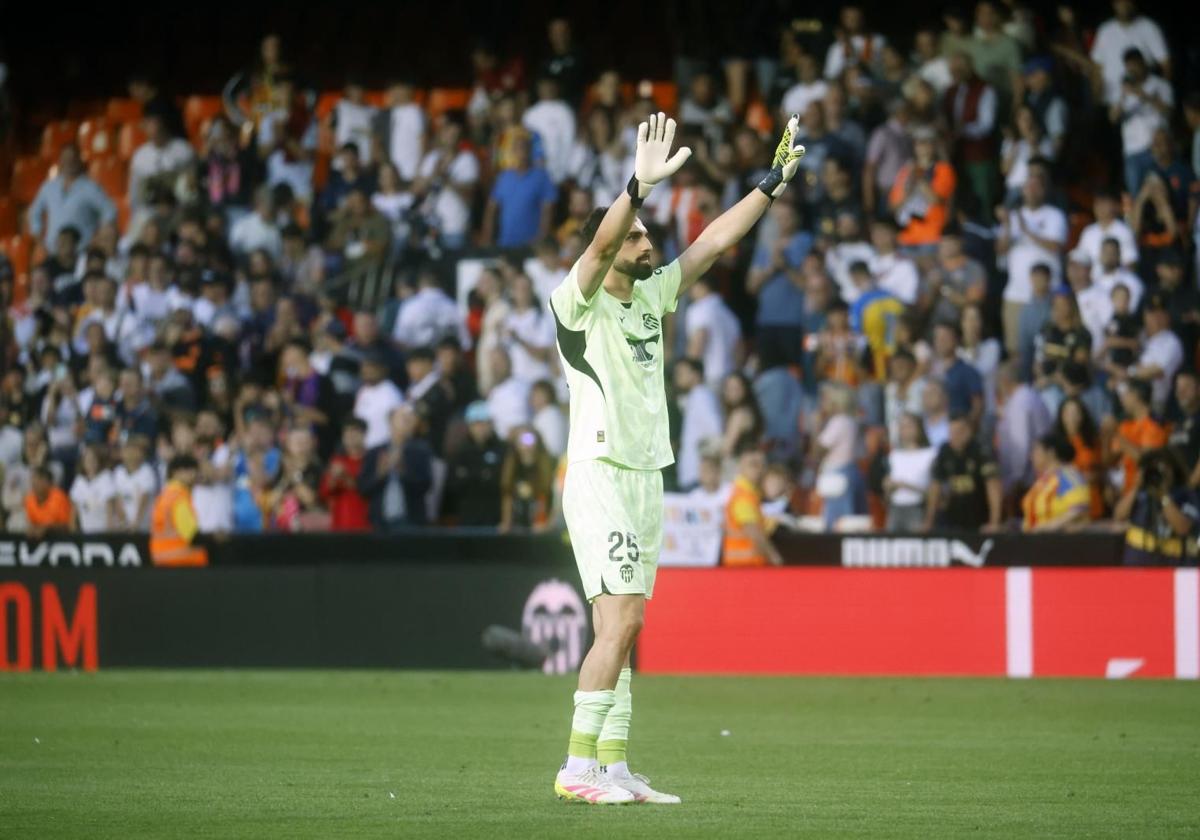 Mamardashvili se despide de la afición del Valencia CF.