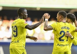 Pépé, Yeremy y Baena celebran un gol.