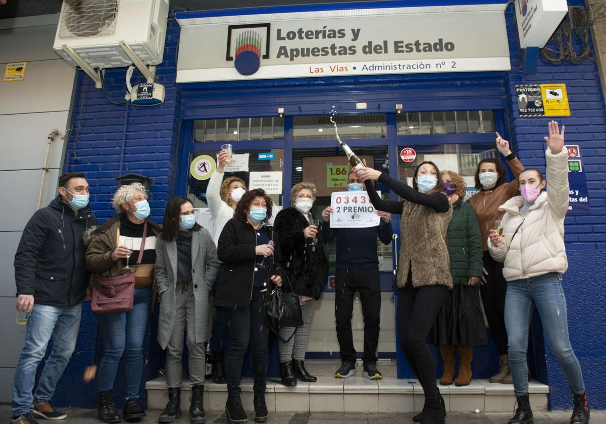 Varios ganadores de un premio de lotería, en una administración.