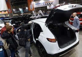Un vendedor muestra el interior de un vehículo en la Feria del vehículo de ocasión.