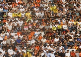 La afición del Valencia, en la grada de Mestalla este domingo contra el Athletic.