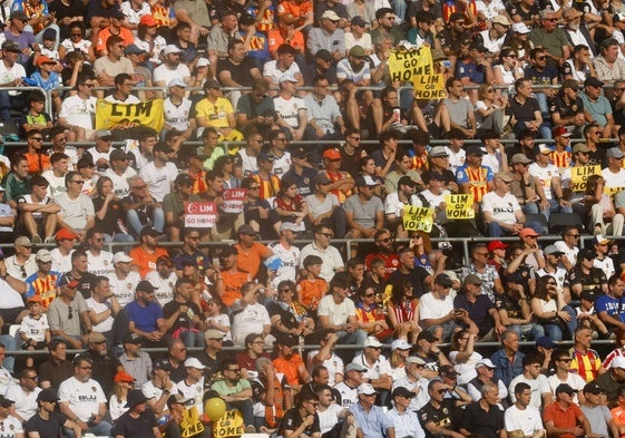 La afición del Valencia, en la grada de Mestalla este domingo contra el Athletic.