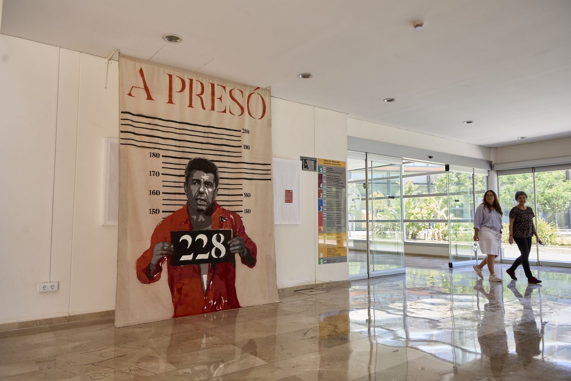 La Politécnica de Valencia exhibe un grafiti que pide prisión para Mazón