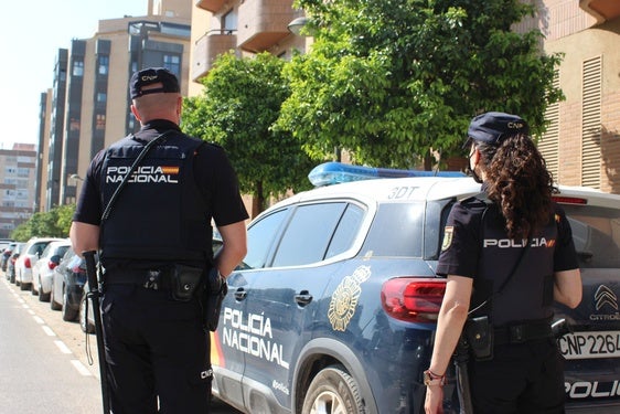 Agentes detuvieron al hombre que reaccionó de forma violenta.