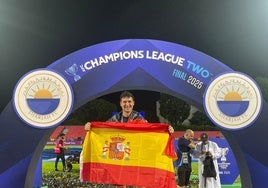 Ximo Mas, con el trofeo de campeón de Asia.
