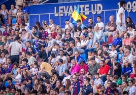 Aficonados del Levante en la grada del Ciutat.
