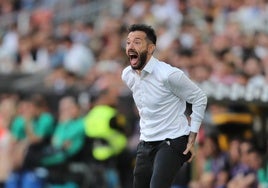 Corberán, en su último partido de la temporada en Mestalla.