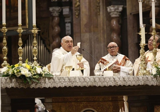 Los fieles se dan cita en la Catedral para celebrar la elección del Papa León XIV