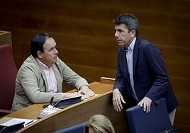 Pérez Llorca habla con Carlos Mazón durante una sesión de Les Corts.