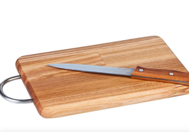 Así puedes dejar tus tablas de madera libres de gérmenes con dos ingredientes naturales