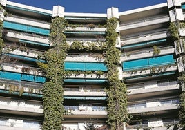 Varios balcones con toldos en una comunidad de vecinos, imagen de archivo.