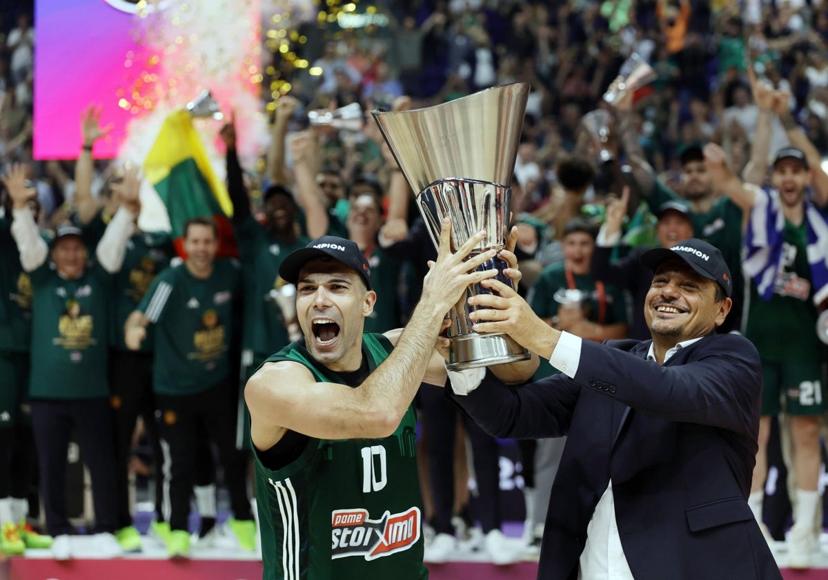 Kostas Sloukas y Ataman levantan el trofeo de la Euroliga conquistado en 2024.