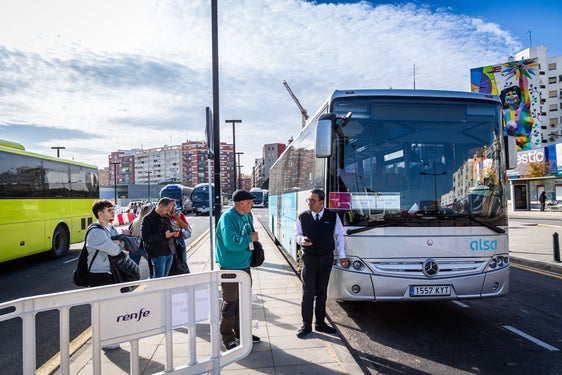 Los autobuses, una alternativa al transporte ferroviario cuando éste no es posible.