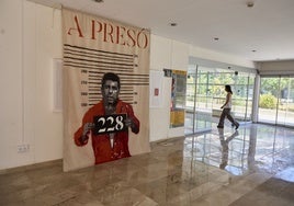 La obra, que se muestra en el vestíbulo de la Facultad de Bellas Artes de la UPV.