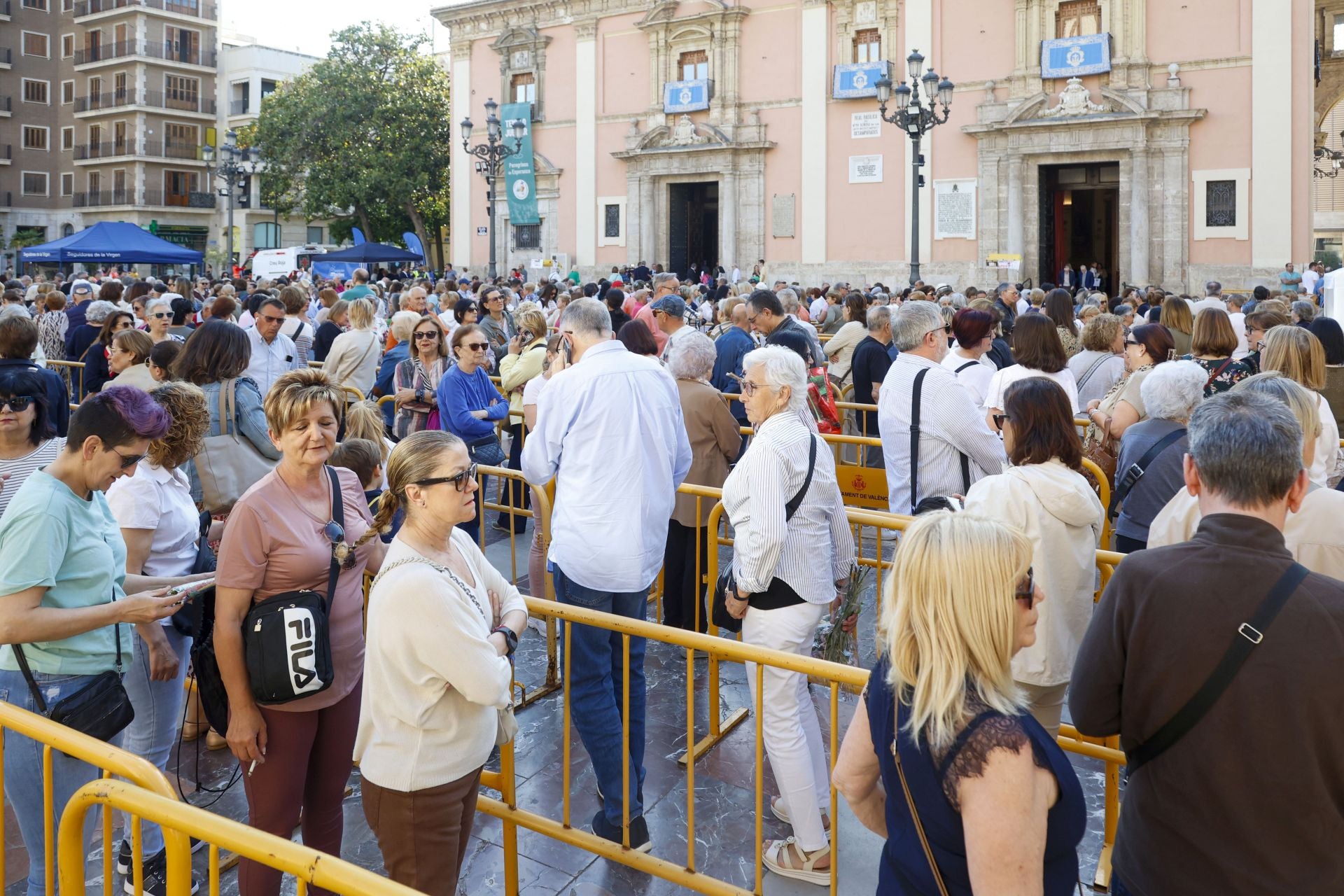 Besamanos a la Virgen de los Desamparados en Valencia