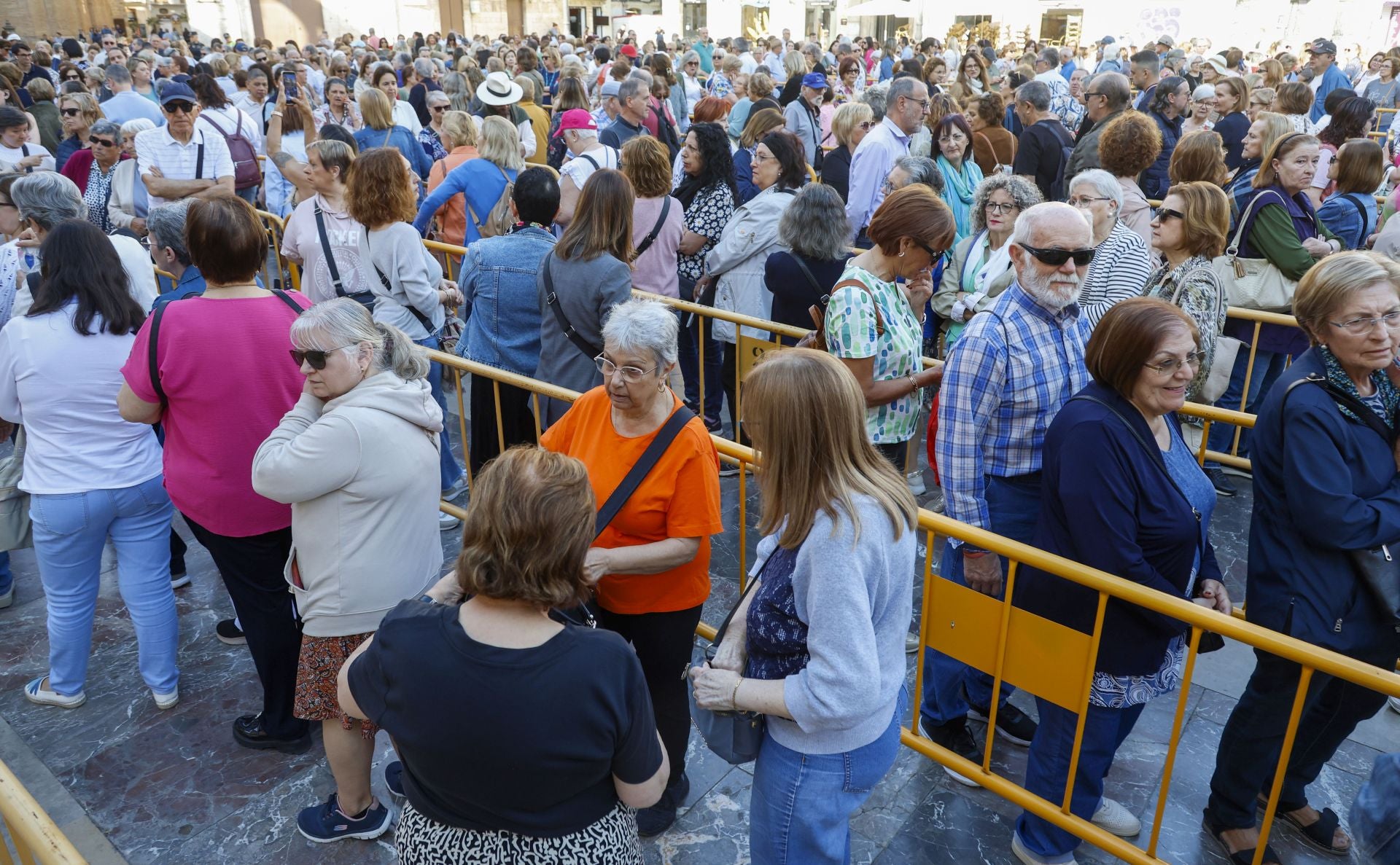 Besamanos a la Virgen de los Desamparados en Valencia