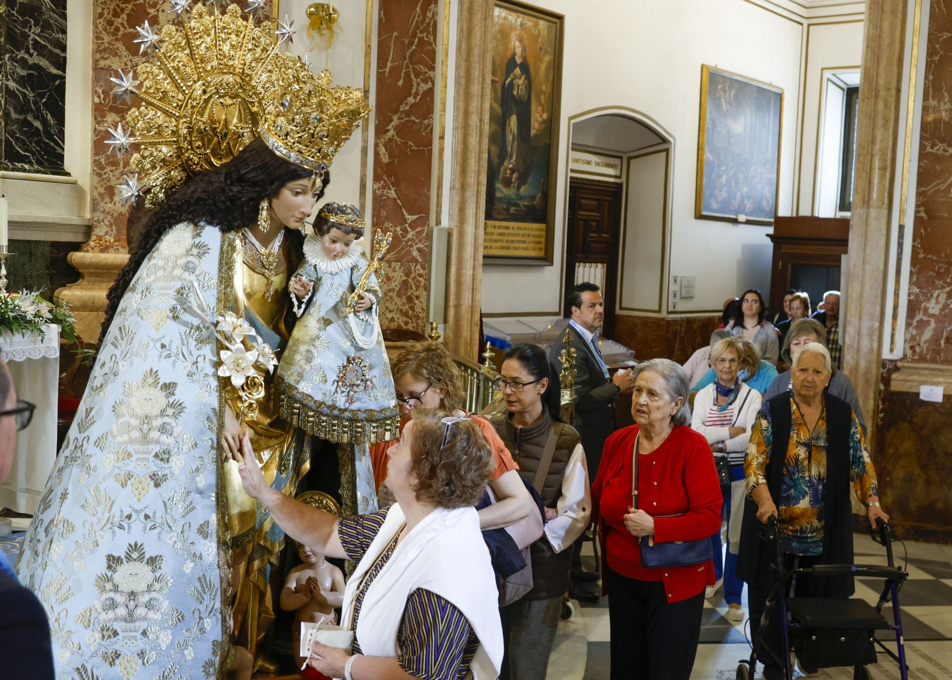 Besamanos a la Virgen de los Desamparados en Valencia