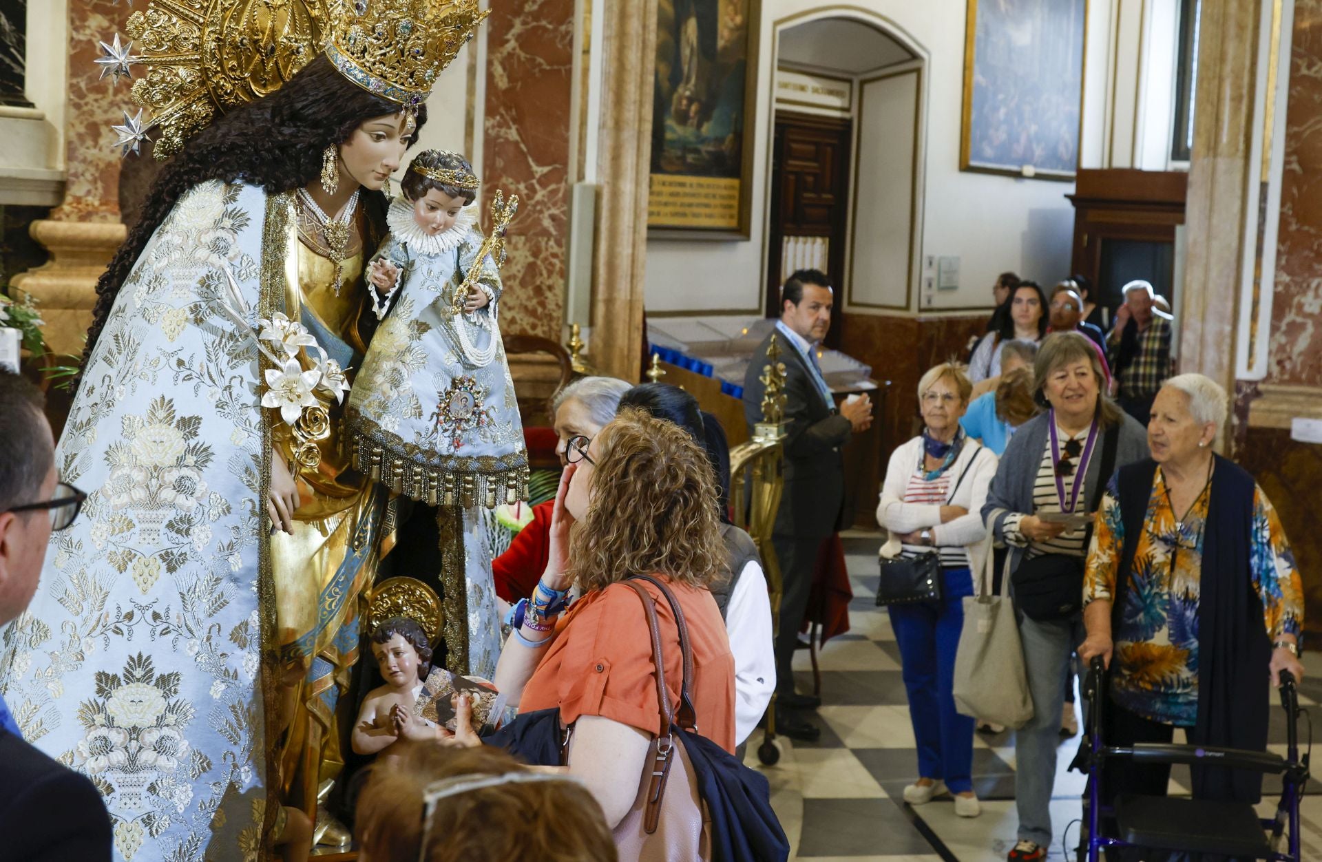Besamanos a la Virgen de los Desamparados en Valencia