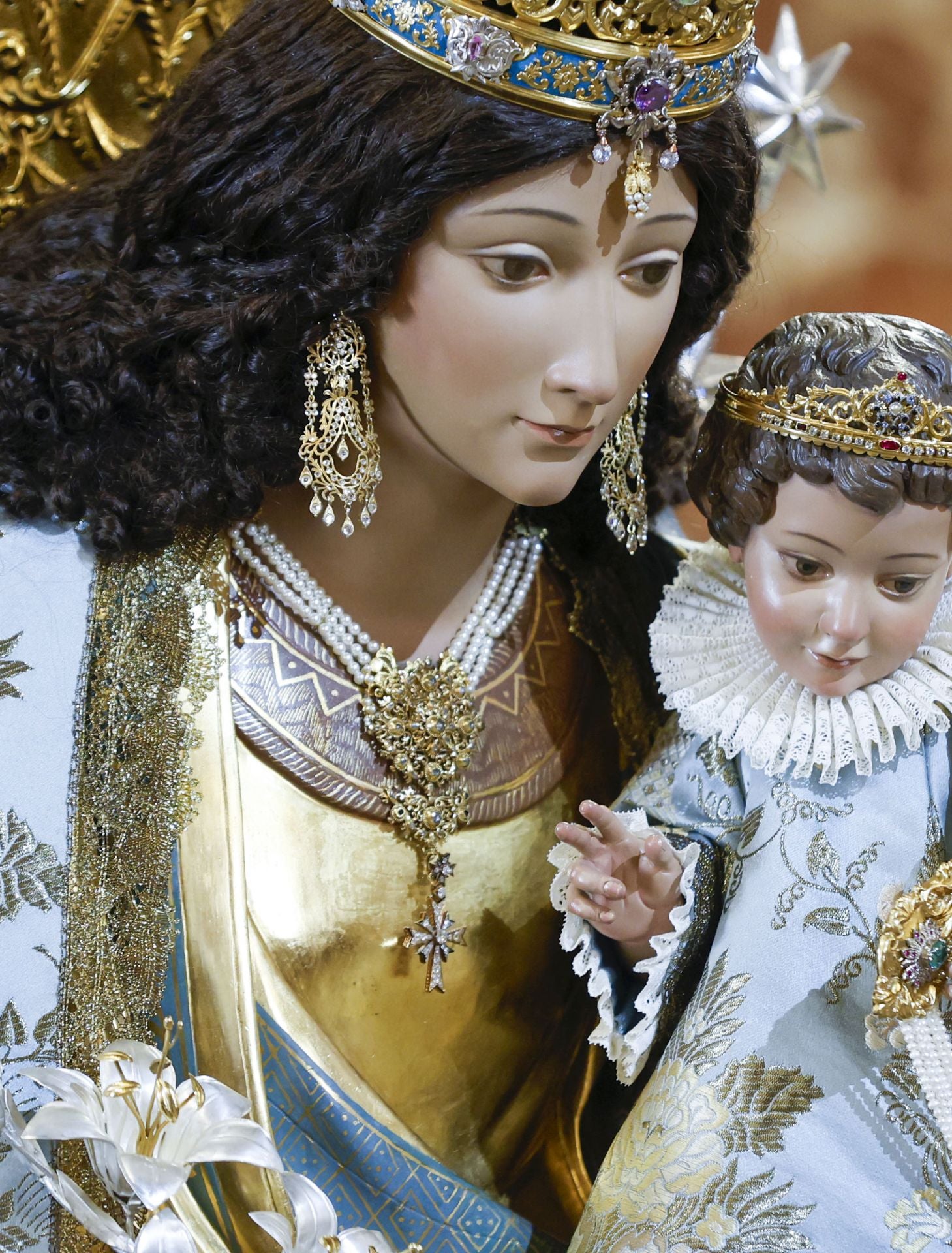 Besamanos a la Virgen de los Desamparados en Valencia