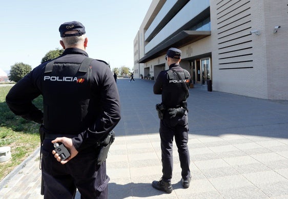 Policías ante la Ciudad de la Justicia de Castellón.