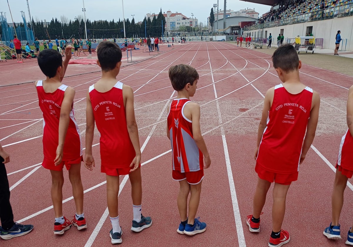 Los niños de la Escuela Buris-Anna antes de entrenar en las pistas.