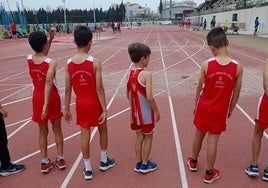 Los niños de la Escuela Buris-Anna antes de entrenar en las pistas.