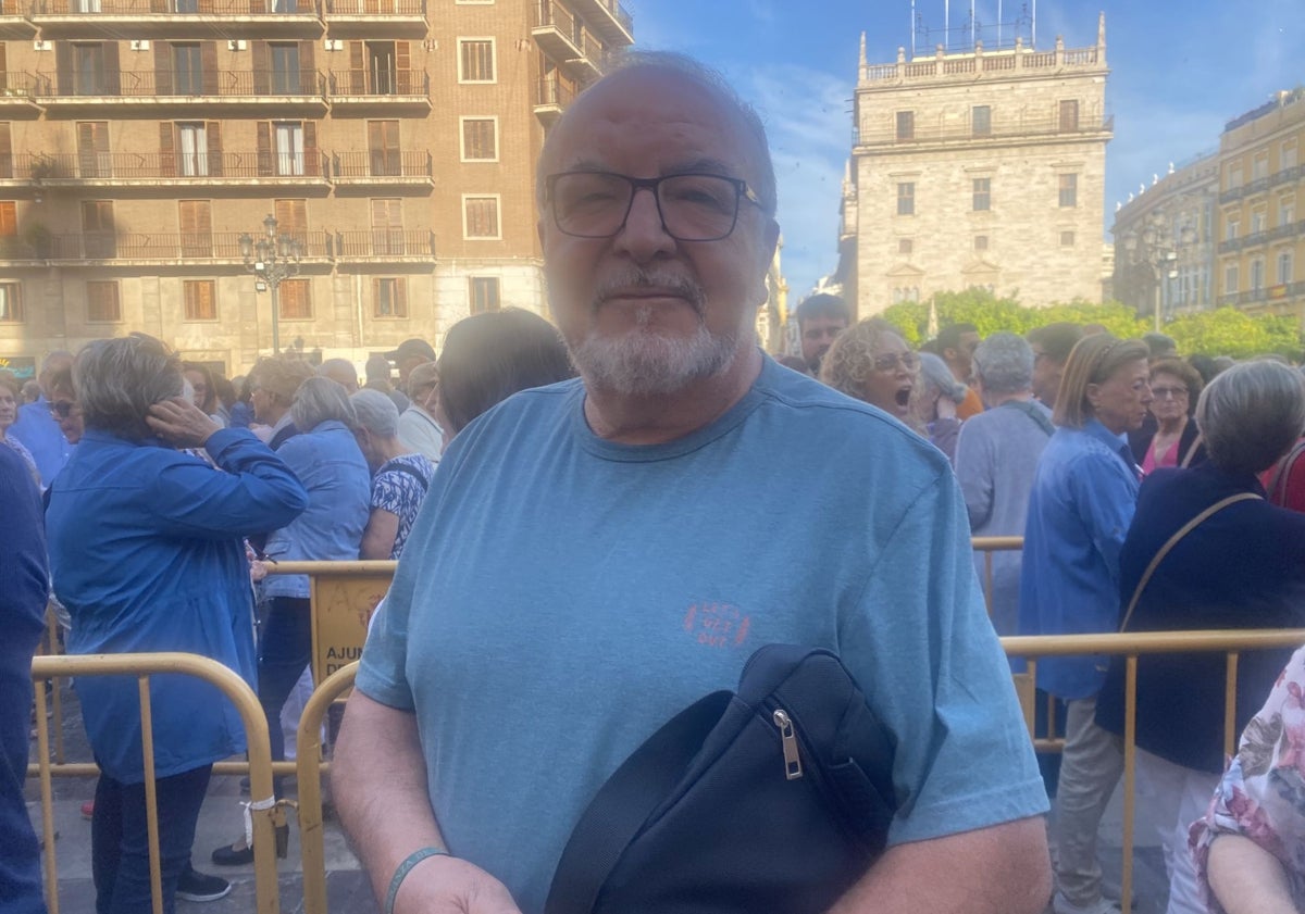 Imagen principal - Pepe ribes, damnificado de la dana en Paiporta, colas de más de 600 personas en la plaza de la Virgen y los mellizos Rafael y Francisco Clerch.