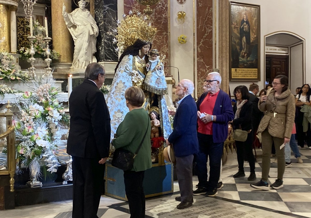 Imagen principal - Rafa Ferraro, ante la Virgen; familia Bono-Grau y familia Moreno.