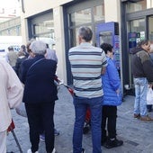 Colas en una administración de lotería.