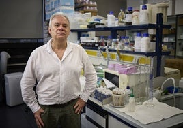 Antonio Camacho en su laboratorio.