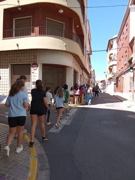 Un grupo de alumnos de Ondara durante la actividad 'Quiero ir andando a la escuela'.