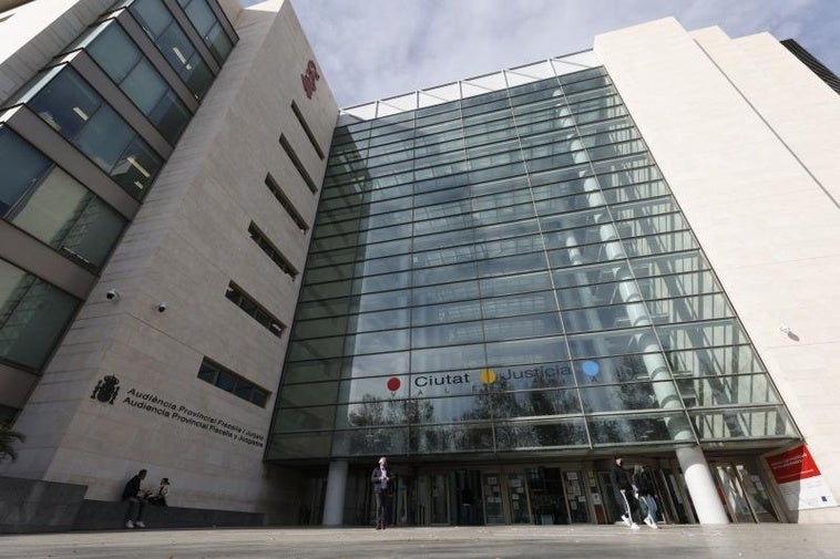 Los padres de la menor que murió al caer de su balcón de Requena exigen 186.000 euros a Sanidad