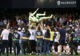 Jaume, manteado por sus compañeros en su último partido en Mestalla.