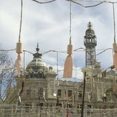 Edificio de la antigua sede de Correos y, en primer plano, una mascletà.