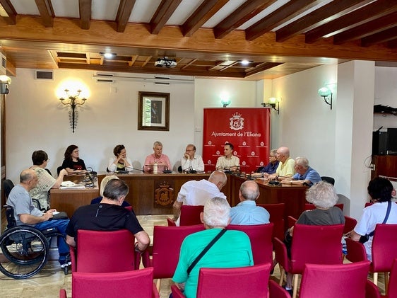 Reunión del alcalde de l'Eliana con representantes vecinales.