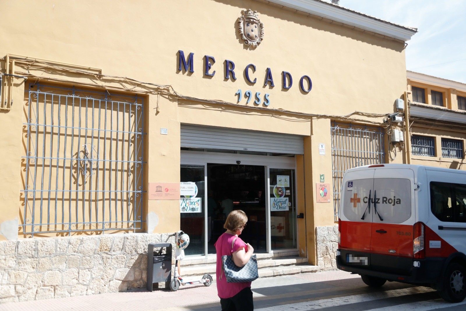 Imagen principal - El Mercat Municipal hoy en día y la edil de Comercio, María José García.