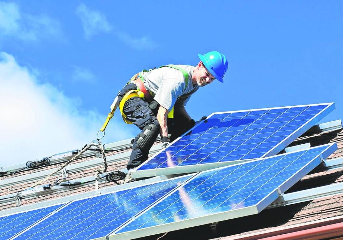 El programa 'Los barrios se conectan al sol', de la Fundació València Clima i Energia, ya apoya una decena de comunidades energéticas.