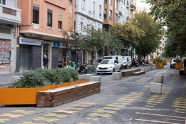 Bolardos y mobiliario urbano en la supermanzana.