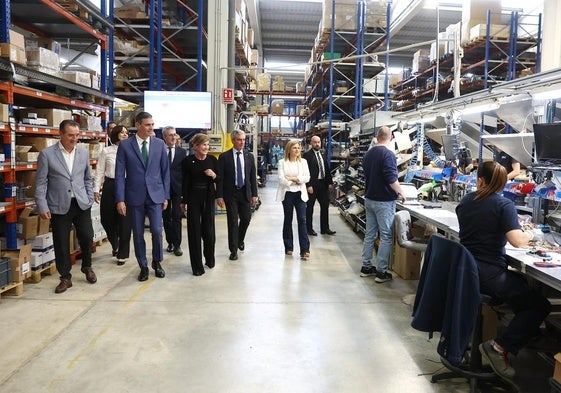 Un momento de la visita de Sánchez a la empresa de Riba-roja.