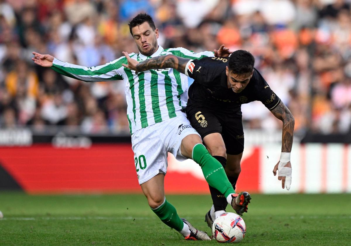 Lo Celso y Barrenechea disputan un balón durante el encuentro de la primera vuelta en Mestalla.