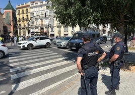 Dos agentes del dispositivo desplegado frente a la Delegación del Gobierno por la visita de Sánchez.