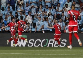 Jorge De Frutos celebra con sus compañeros el segundo gol de su equipo ante el RC Celta de Vigo.
