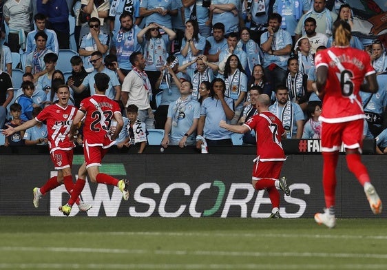 Jorge De Frutos celebra con sus compañeros el segundo gol de su equipo ante el RC Celta de Vigo.