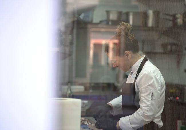 Amparo Nácher, en la cocina abierta a la calle de su restaurante de El Cabanyal.