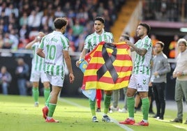 Ruibal, Abde y Bartra, en el partido disputado en Mestalla el día del homenaje a las víctimas de la dana.